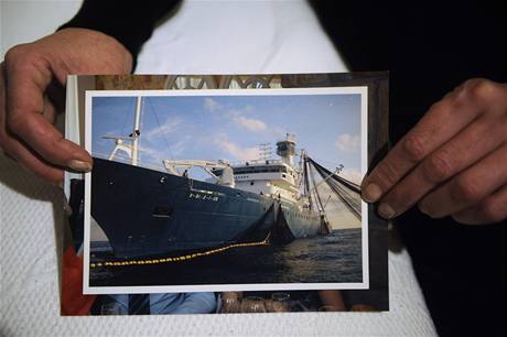 Marian Jimenezová ukazuje fotografii lodi Alakrana, kterou unesli somáltí piráti